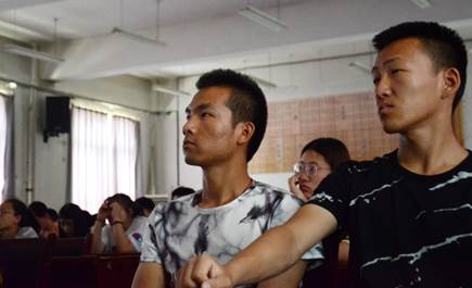 说明: H:\2015.10-2019.1学生处、财会系工作资料\学生处工作(以电脑为准)\3 军事国防教育\3.7 国防教育系列活动(讲座、培训)\2017.6.13 山西省第四届“百场国防教育宣讲进高校”活动\新闻报道\选出的 国防讲座\RJH_6860.jpg